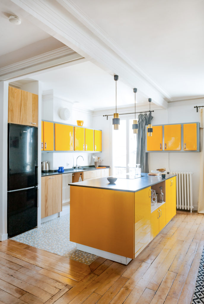 cuisine-jaune-parquet-îlot-paris-fontaine