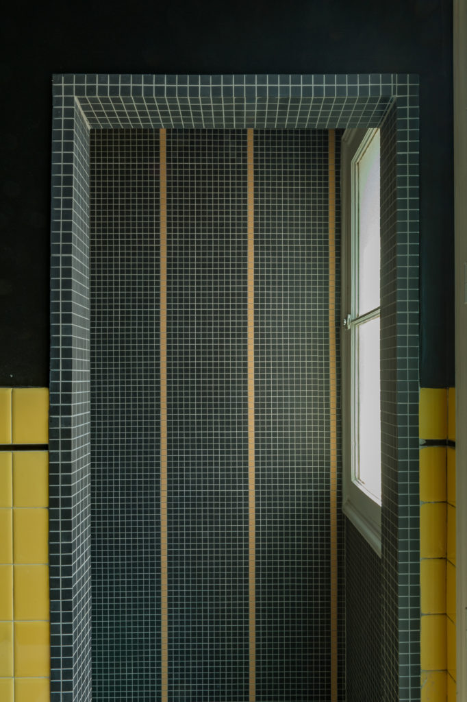 entrée-appartement-mosaique-noir-jaune-fonatine