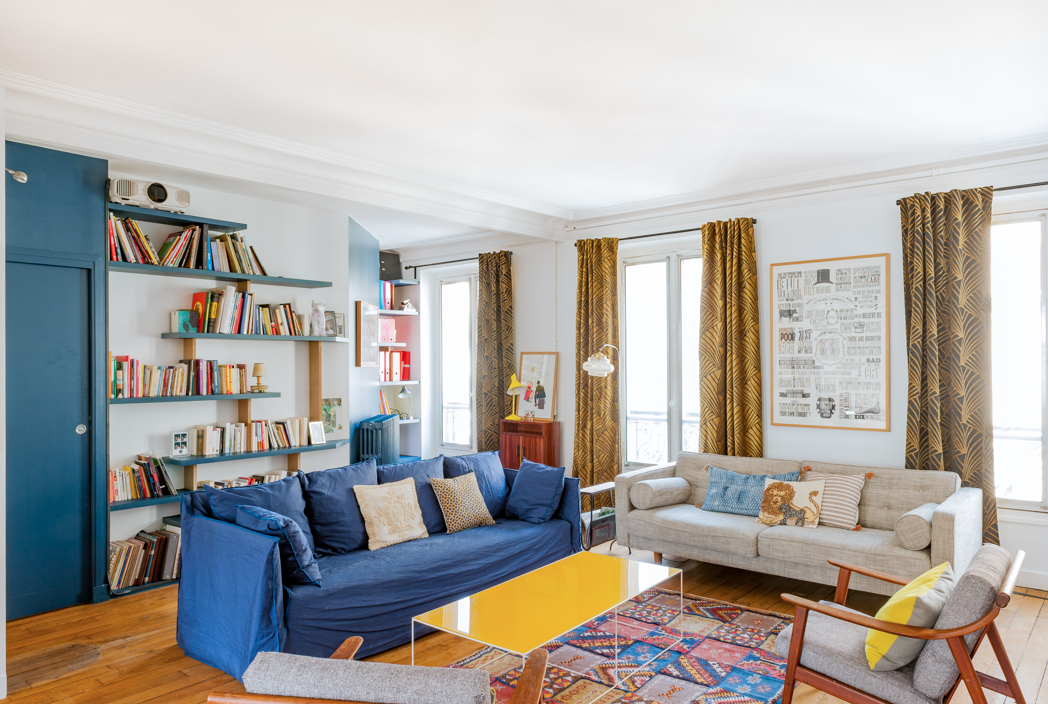 salon-coloré-bleu-jaune-paris-fontaine