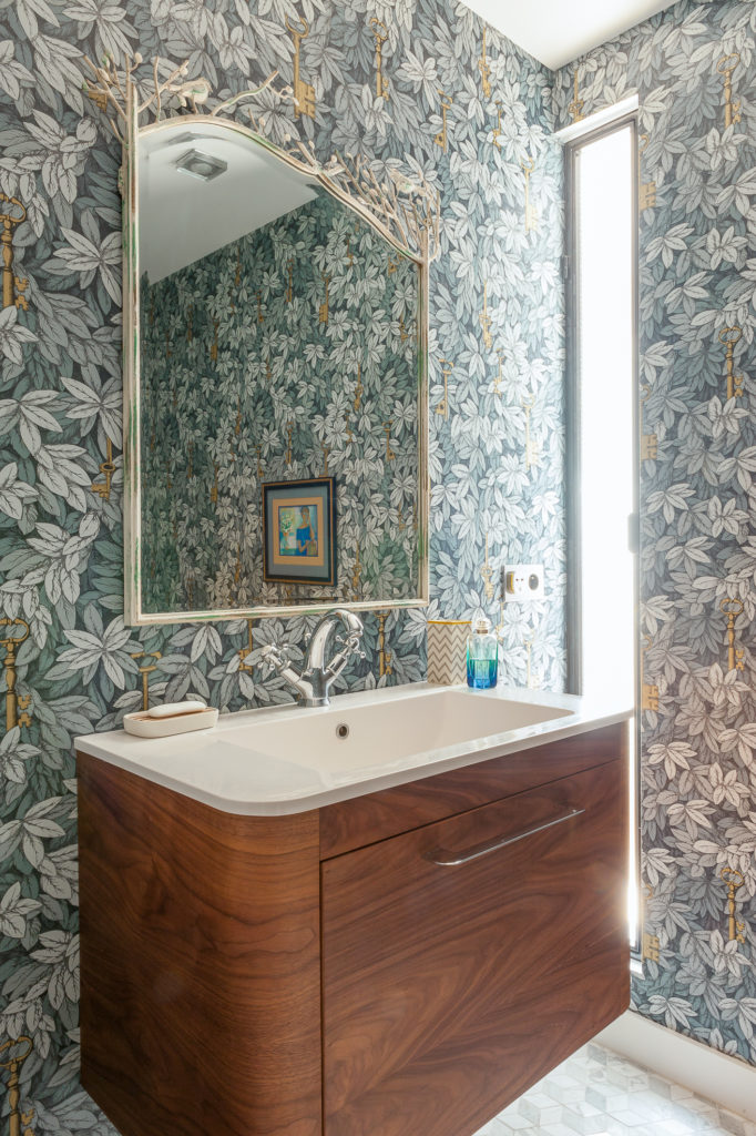 salle de bain-papier peint-feuille-bois-honoré