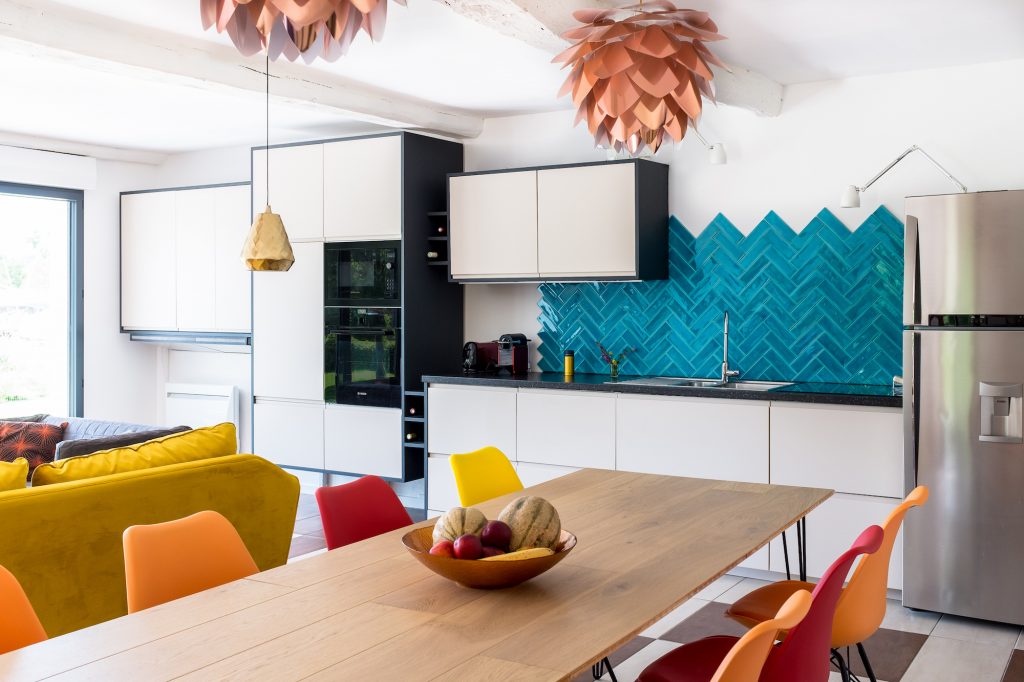 Cuisine-credence-chervron-deco-bleu-coloré-GIFF