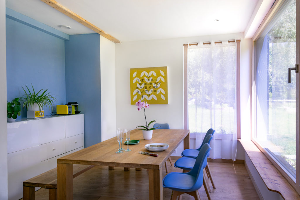 salle à manger,bleu,bois,maison passive,CARTIER