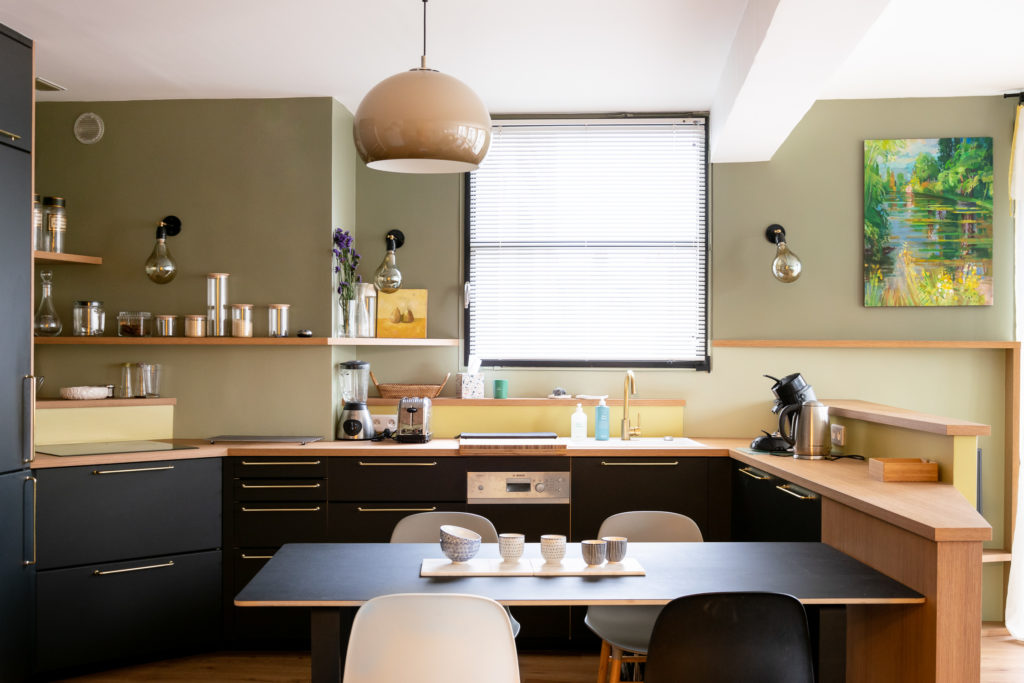cuisine-salle à manger-coloré-bois-noir-CROZATIER