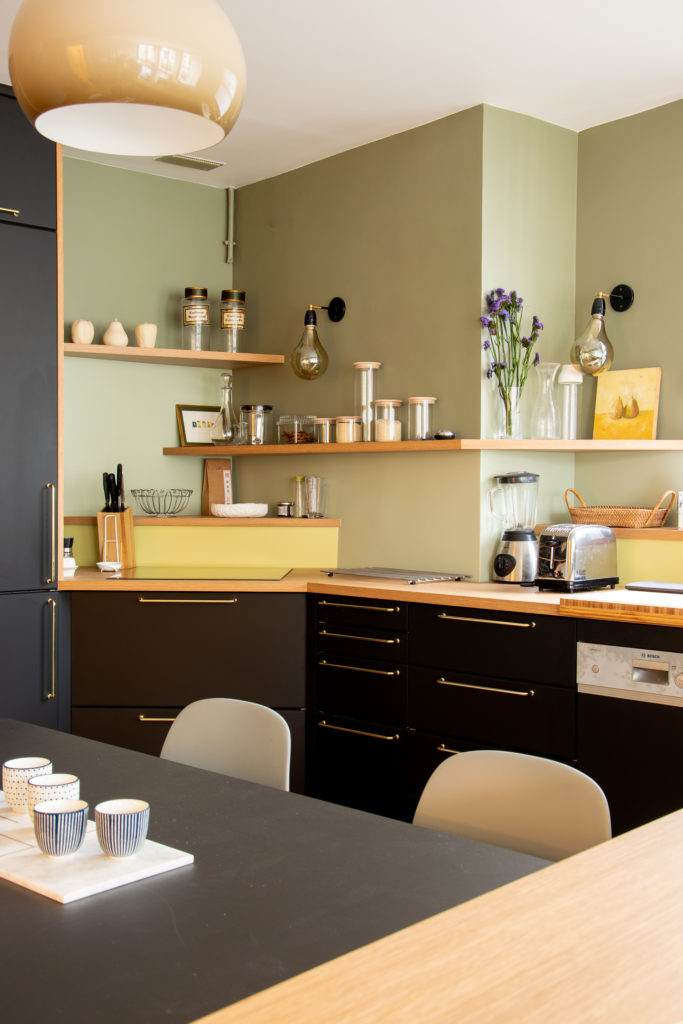 maéma architectes-cuisine-couleur-bois-noir-jaune-étagère-CROZATIER