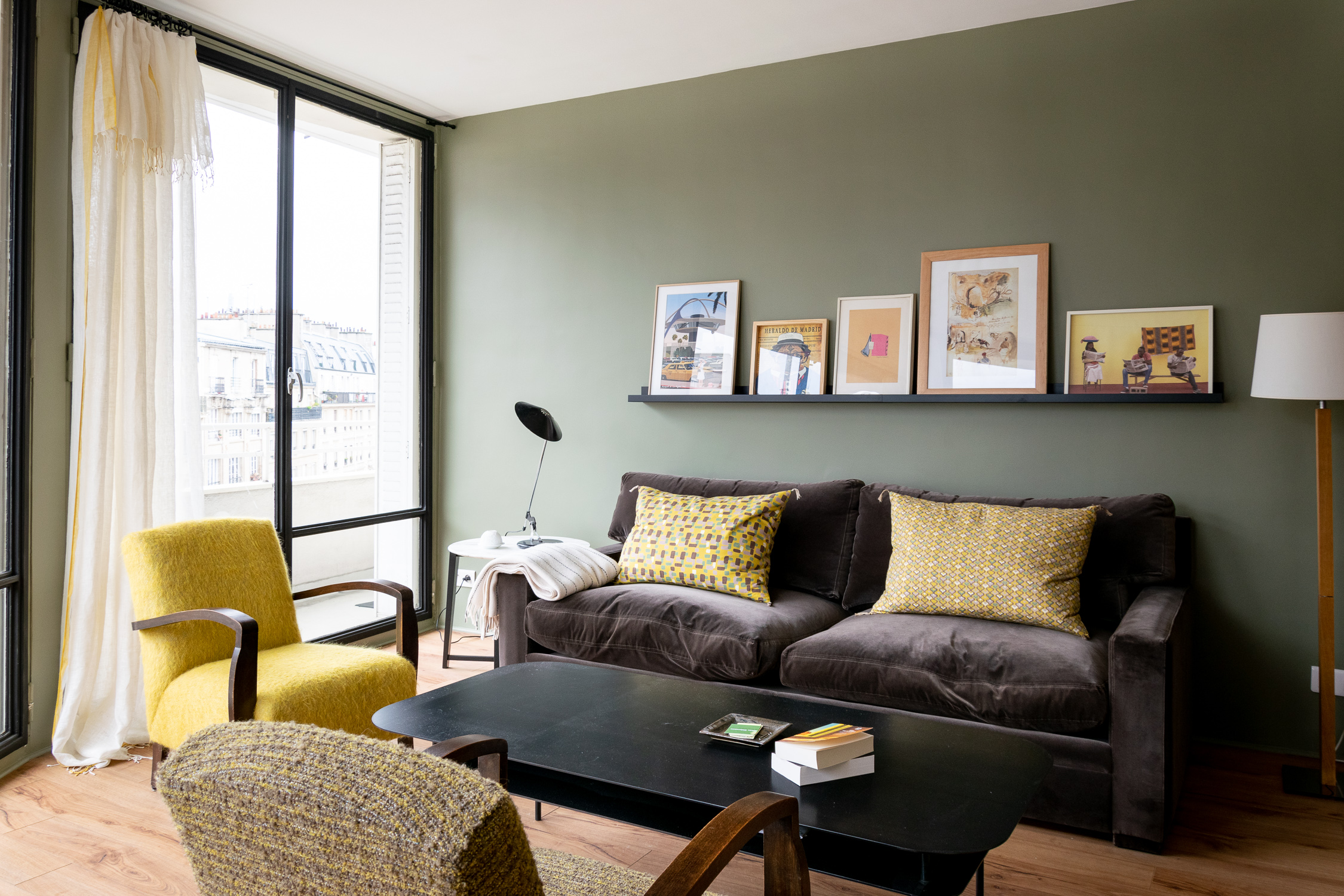 salon-vert-noir-cosy-déco-CROZATIER