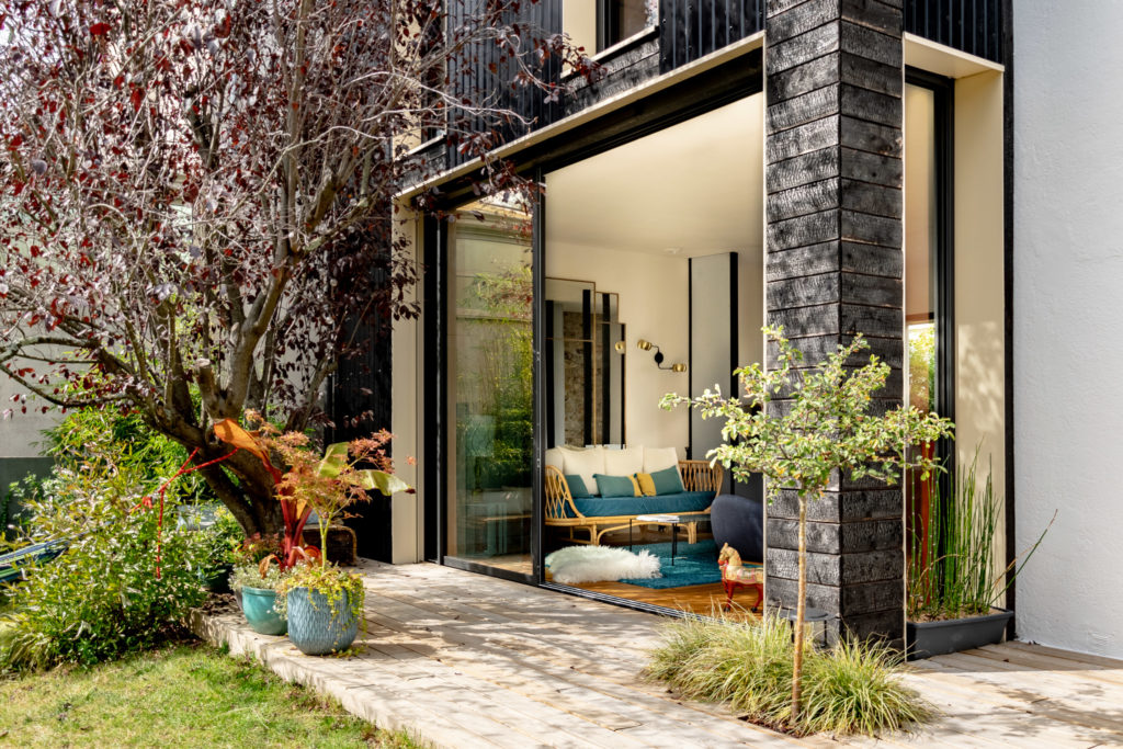 terrasse,salon,jardin,extension,bois brulé,plantes,baie vitrée,JOINTO