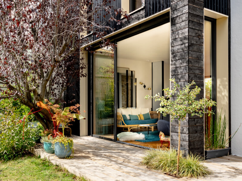 terrasse,salon,jardin,extension,bois brulé,plantes,baie vitrée,JOINTO